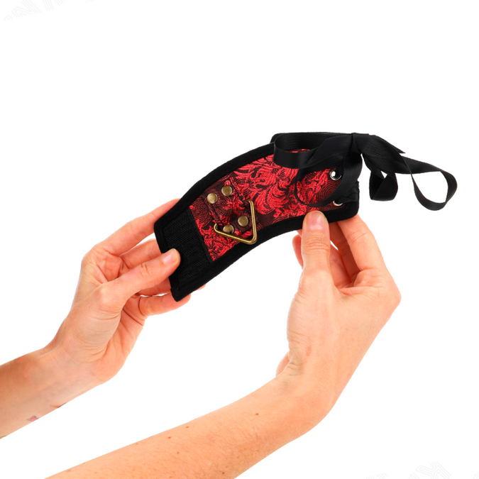 Kink – Scandal Handgelenkfesseln Rot – Schwarz mit Spitzen-Details 24,5 Cm X 6,5 Cm
