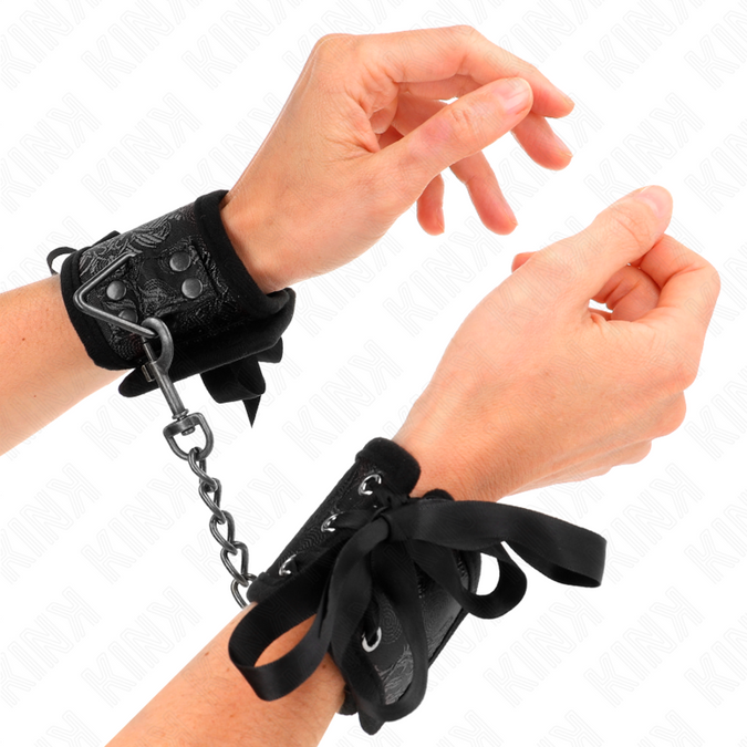 Kink – Scandal Handgelenkfesseln Schwarz mit Spitzen-Details 24,5 Cm X 6,5 Cm