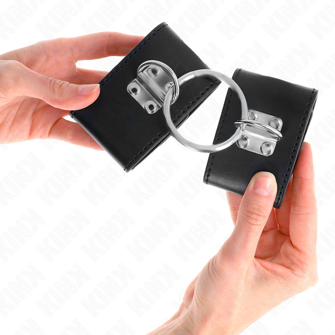 Kink – Feste Handgelenkfesseln mit Ring und Vorhängeschlossverschluss Schwarz Verstellbar 16 – 23 cm x 5,5 cm