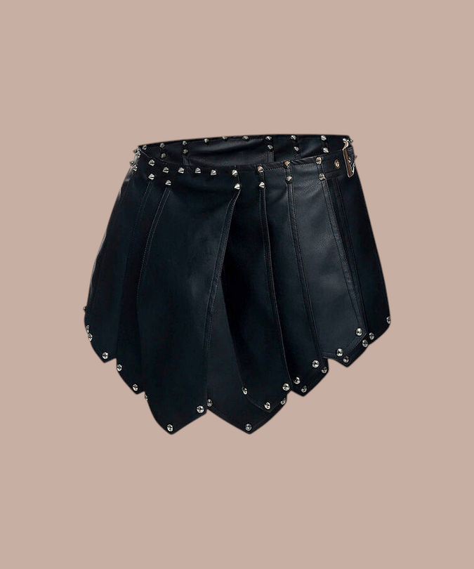 Pleasurements Mob Dngeon zwarte leren rok met metalen studs en een elegant, gelaagd ontwerp voor intieme momenten.