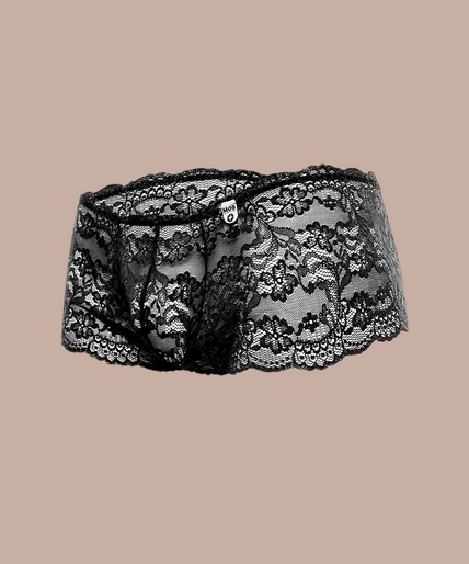 Man draagt een zwarte Pleasurements MOB kanten herenboxer met een sensueel en verfijnd design.