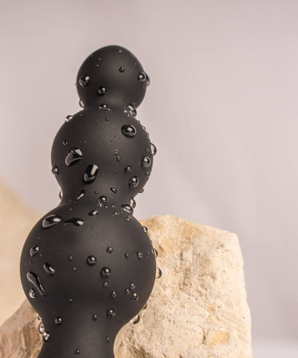 Pleasurements – Rocks – Off – Petite Sensations Bubbles Vibrierender Analplug – Schwarz