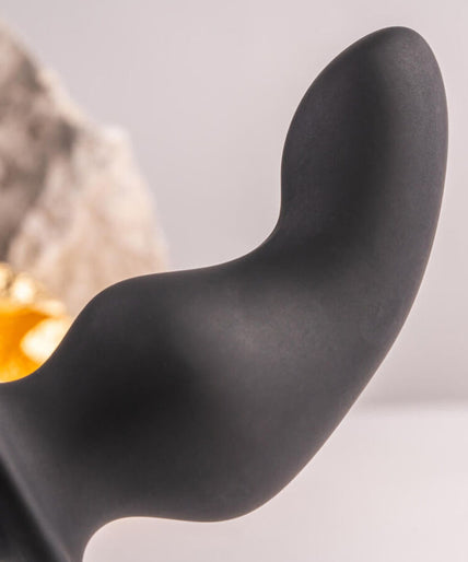 Pleasurements – Rocks – Off – Ro – Zen Pro Analplug mit vibrierendem Penisring – Schwarz