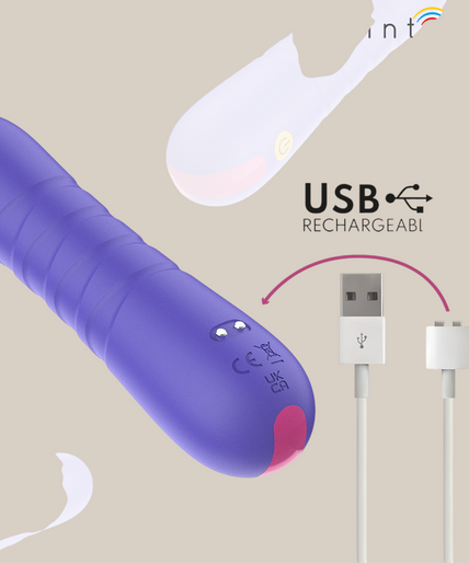 Pleasurements Stella paarse siliconen vibrator met stuwende functie vastgehouden in een hand