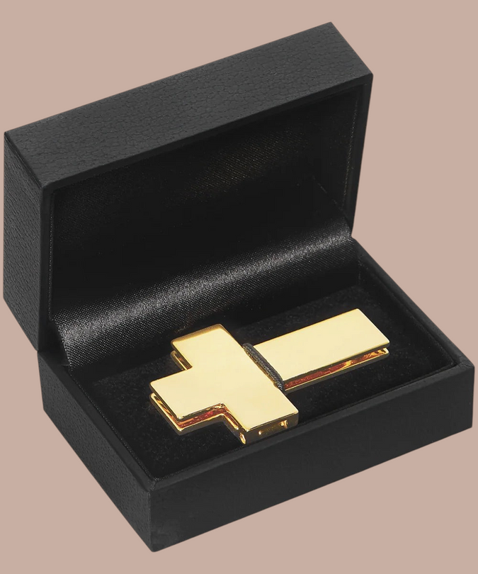 Pleasurements Maison Close Inspiration Divine gouden kruis-accessoire met magneetsluiting in een zwarte geschenkdoos