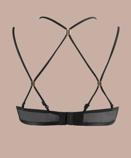 Pleasurements Atelier Amour Sans Détour zwarte half-cup bh met verfijnd kant en gouden accenten op een model