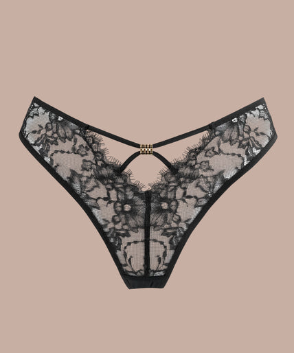 Pleasurements Atelier Amour Sans Détour zwarte tanga met verfijnd kant en gouden ringdetail
