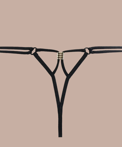 Pleasurements Atelier Amour Sans Détour zwarte string met verfijnd kant en dunne tailleband gedragen door een model